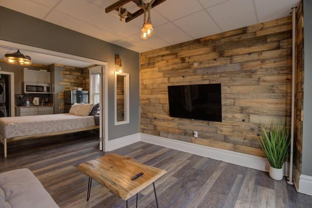 Burgbnb Riverfront Harrisburg Room photo